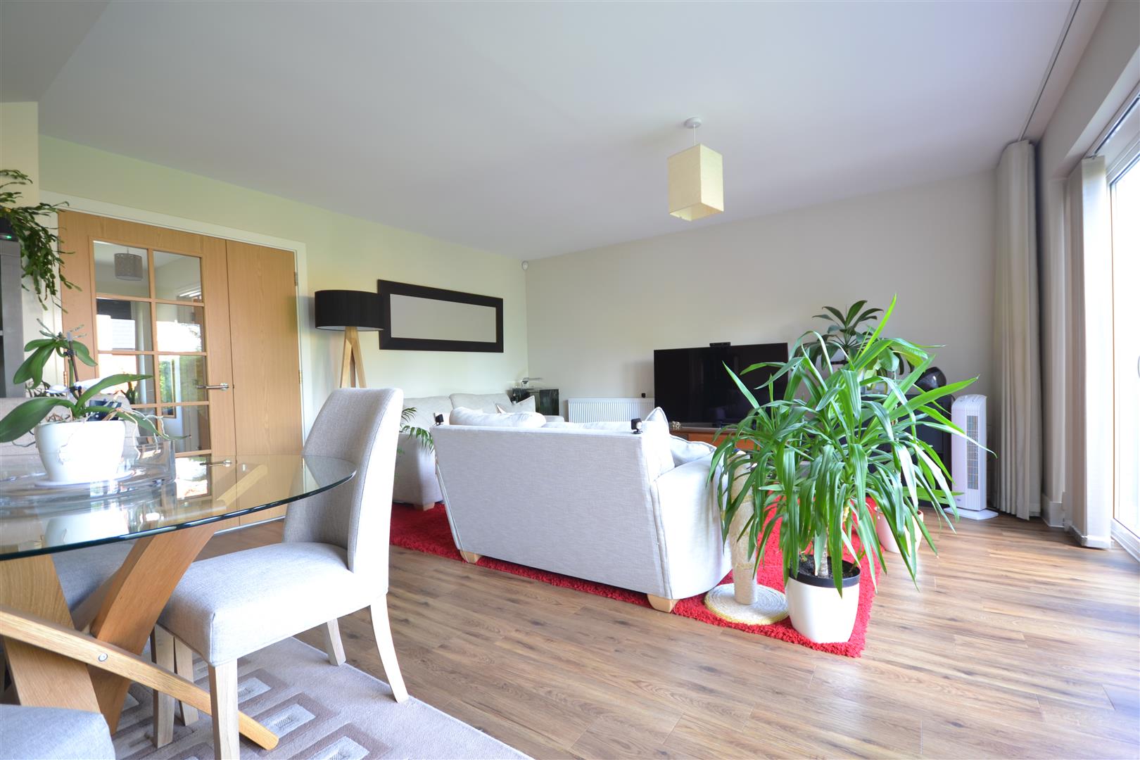 LOUNGE/DINING AREA